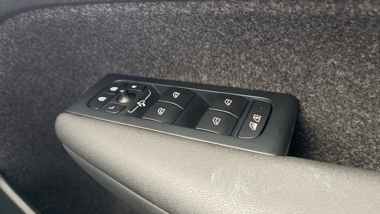 Volvo XC40 2.0 B4P Ultra Dark 5dr Auto Petrol Estate